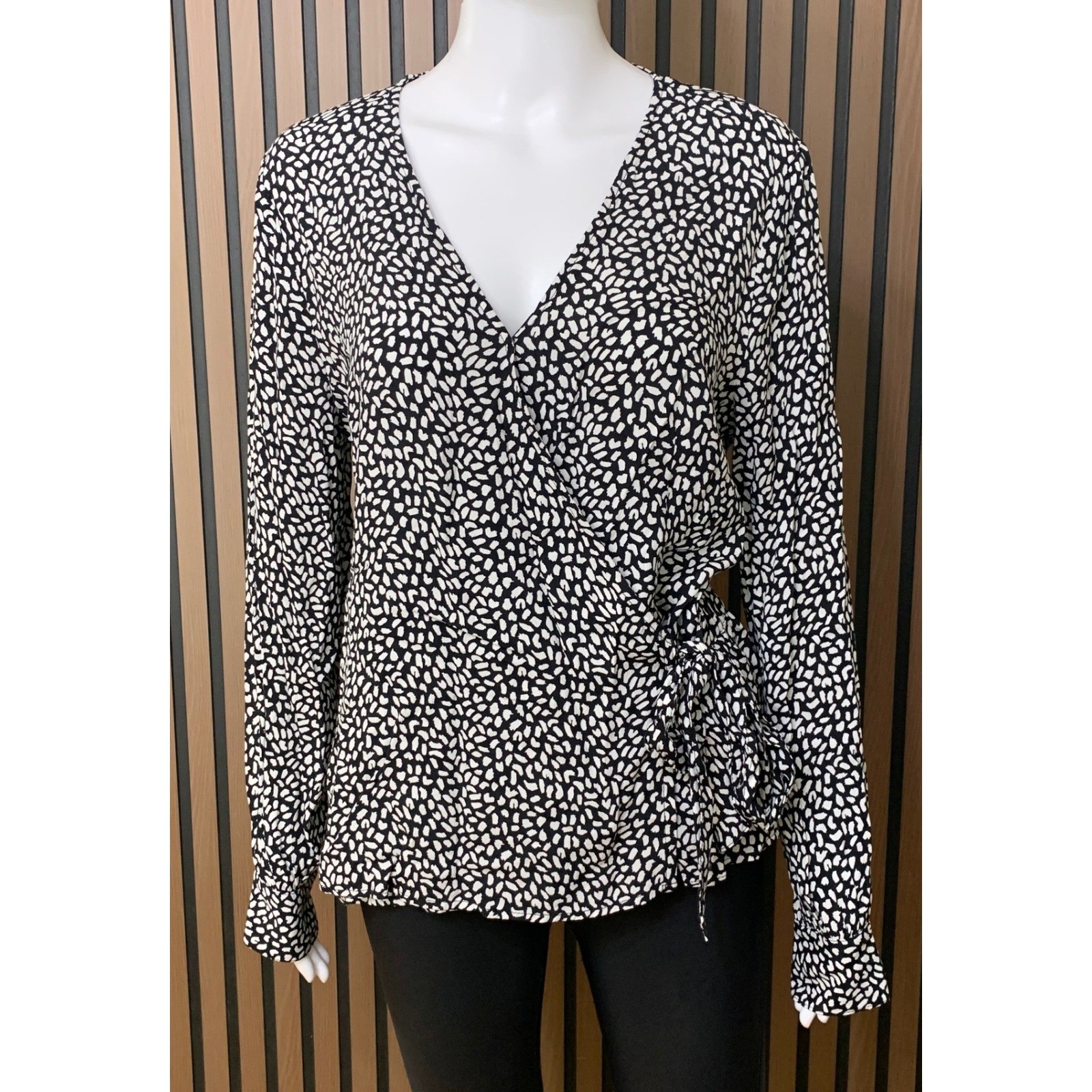Talbots Women\'s Black White Pebble Print Viscose Wrap Blouse Top Size M Talbots Women\'s Black White Pebble Print Viscose Wrap Blouse Top Size M