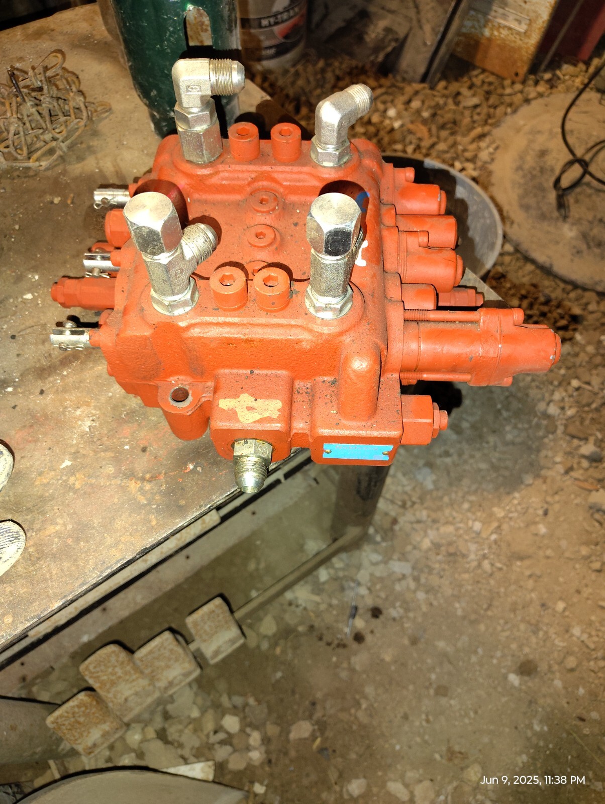 Slightly used  hydraulic control valve / Nabtesco 220755-01 21704839