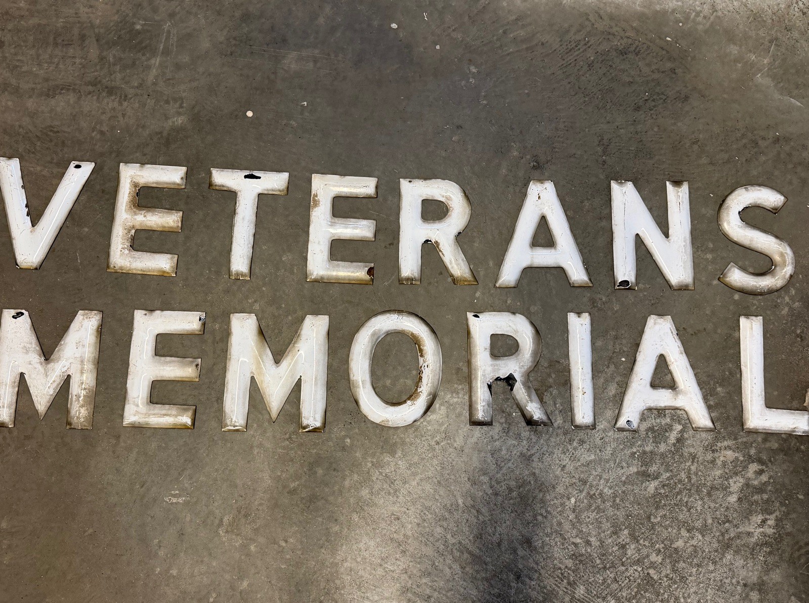 ANTIQUE US ENAMEL LETTERS PORCELAIN VETERANS MEMORIAL ANTIQUE US ENAMEL LETTERS PORCELAIN VETERANS MEMORIAL