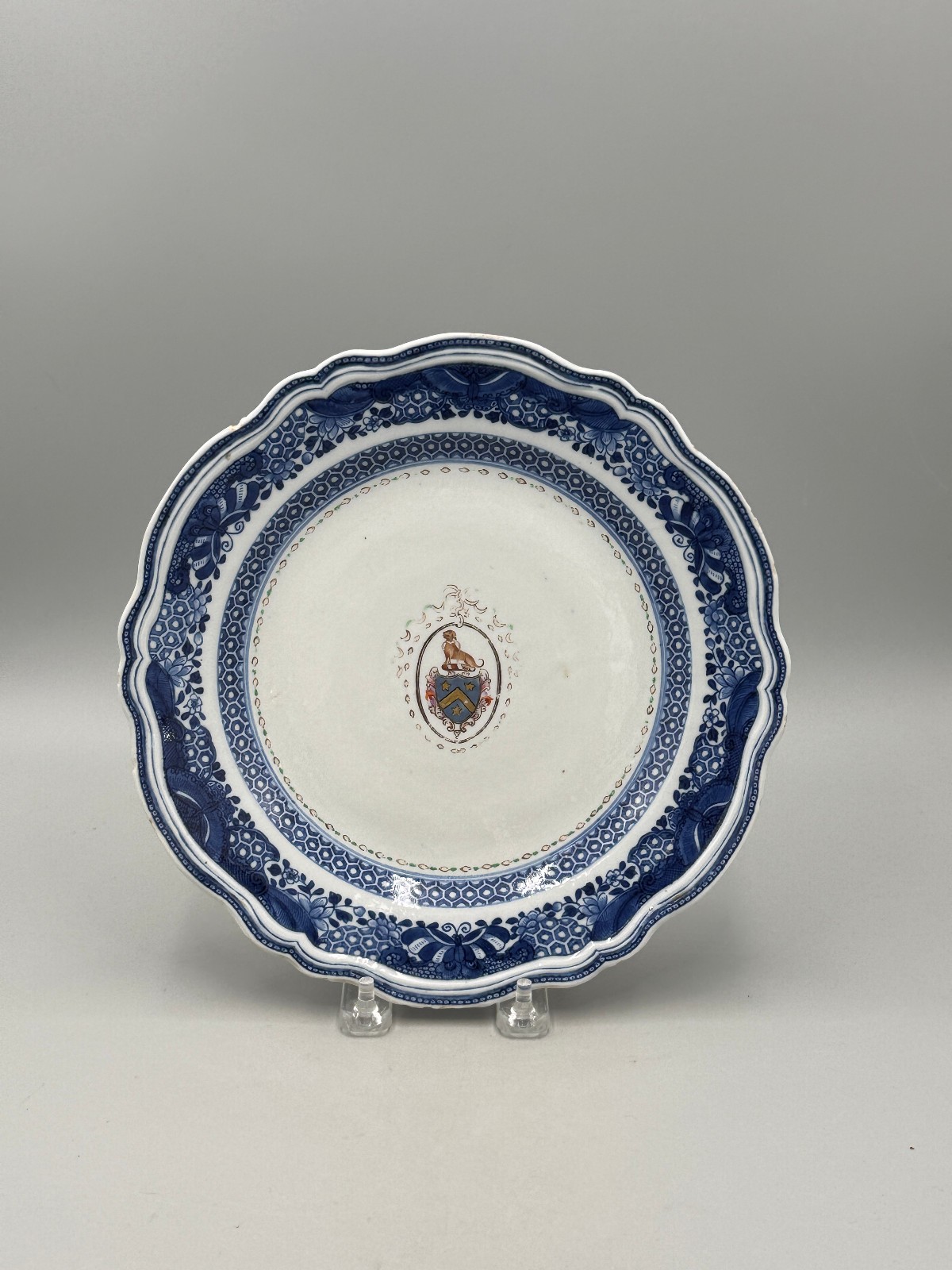 Antique 18th c. Qianlong period Chinese Export Armorial Porcelain Plate 9.5\'\'