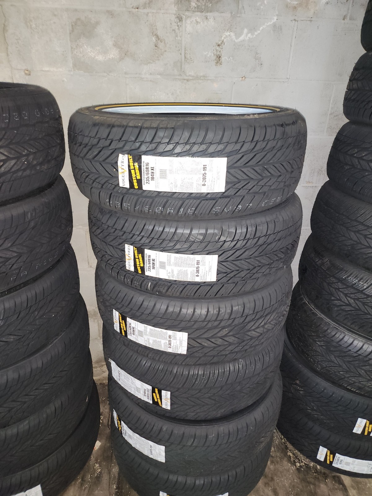 Vogue Custom Built Radial VIII 235/70R15 Tire Vogue Custom Built Radial VIII 235/70R15 Tire