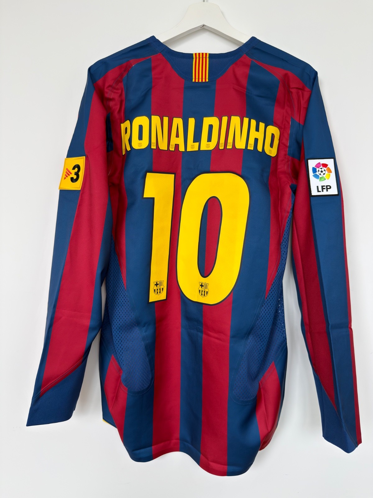 Nike Ronaldinho FC Barcelona 2005/06 Reissue Jersey LS Size S NWT Nike Ronaldinho FC Barcelona 2005/06 Reissue Jersey LS Size S NWT