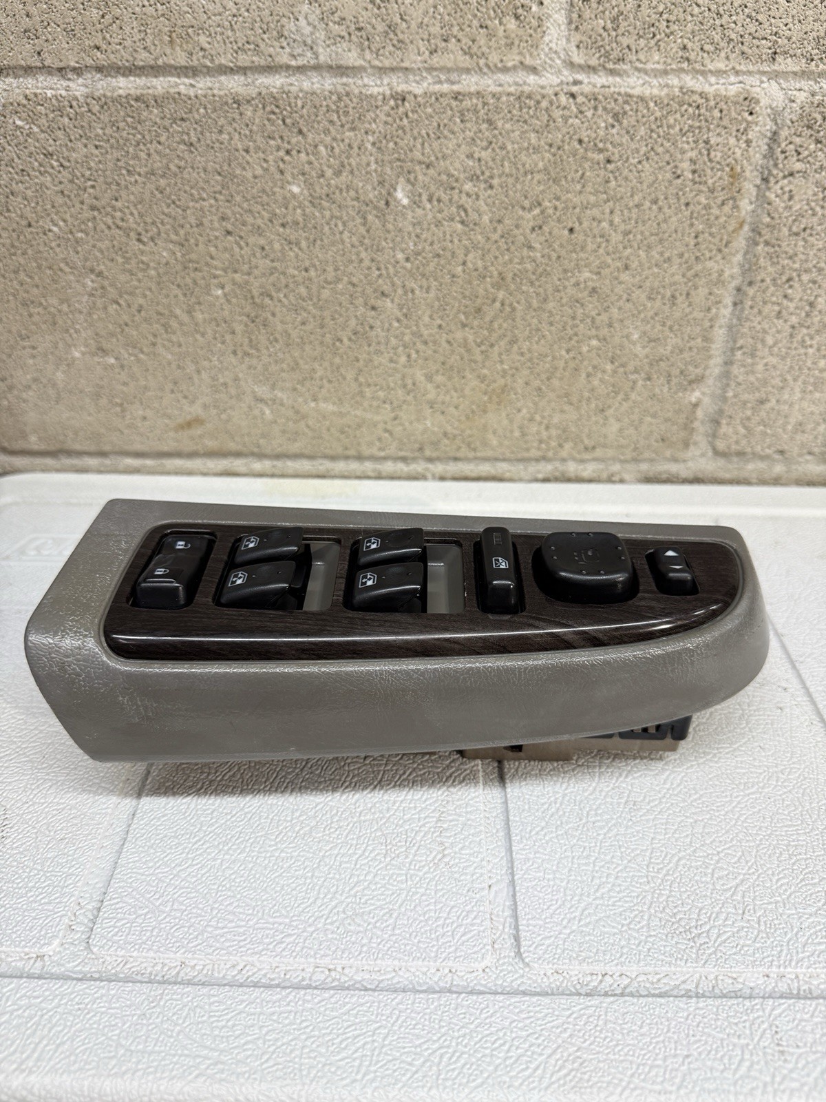 03-06 GMC YUKON DENALI DRIVER MASTER WINDOW SWITCH WITH WOOD TRIM GM 15883320 03-06 GMC YUKON DENALI DRIVER MASTER WINDOW SWITCH WITH WOOD TRIM GM 15883320