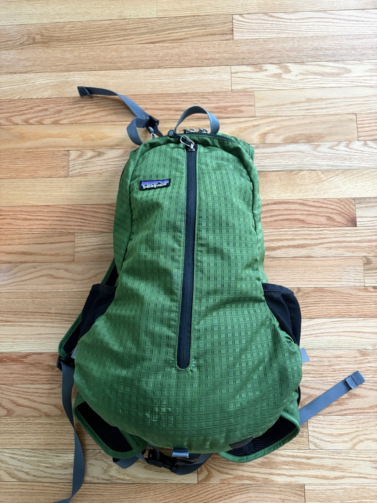 Patagonia Worn Wear Catalyst Pack - Large Green Nylon Bag Patagonia Worn Wear Catalyst Pack - Large Green Nylon Bag