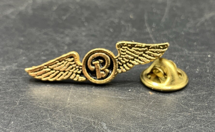 One Vintage NOS Gold Tone Beechcraft Aircraft Aviation Winged Lapel/Tie Pin One Vintage NOS Gold Tone Beechcraft Aircraft Aviation Winged Lapel/Tie Pin