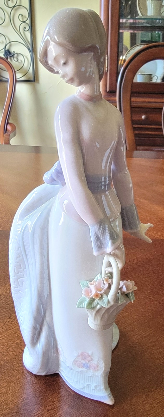 Lladro BASKET OF LOVE 7622 - 1991 Collectors Society - Woman w/Basket of Flowers Lladro BASKET OF LOVE 7622 - 1991 Collectors Society - Woman w/Basket of Flowers