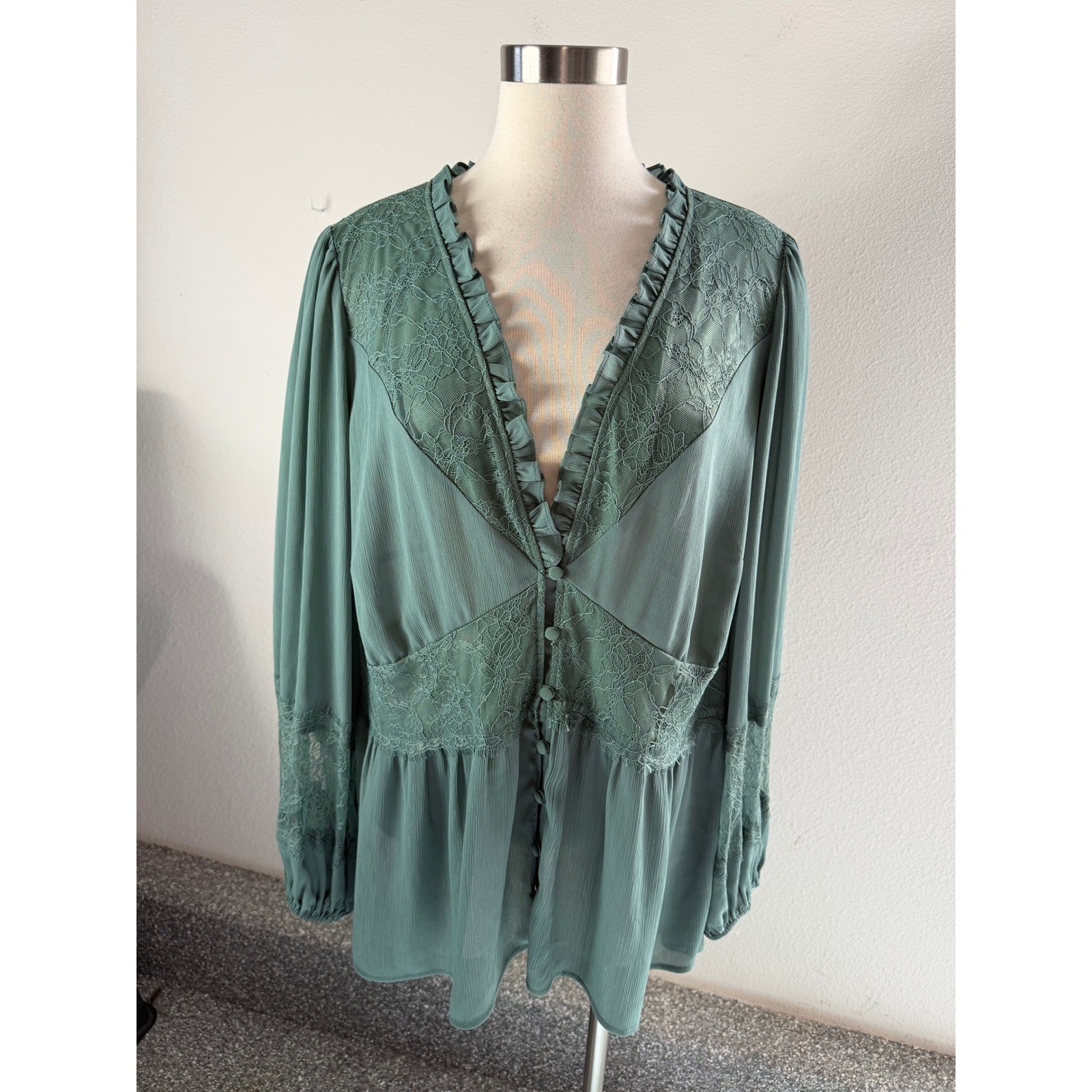 Torrid Womens Plus 2X Green Lace Trim Ruffle V Neck Peplum Blouse Long Sleeve Torrid Womens Plus 2X Green Lace Trim Ruffle V Neck Peplum Blouse Long Sleeve