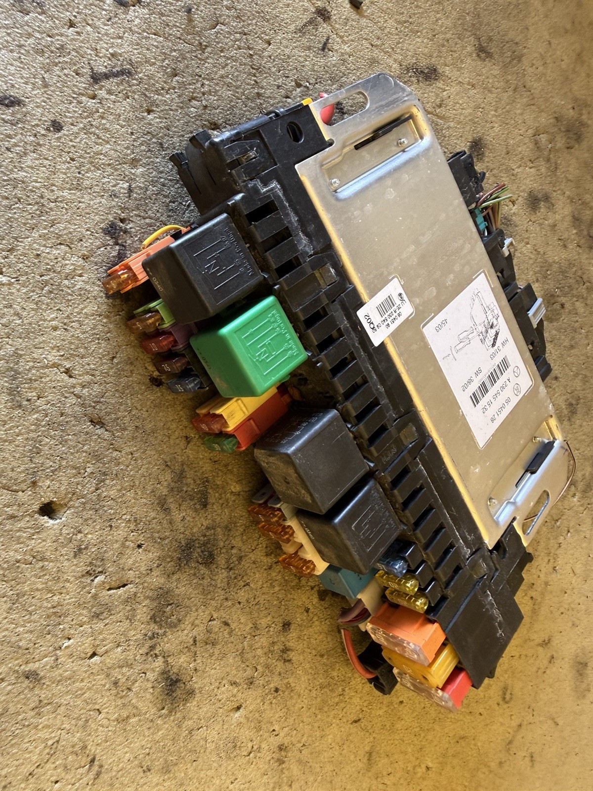 03-06 Mercedes R230 SL500 Front Right SAM Fuse Relay Module A2305451532 Oem Unit 03-06 Mercedes R230 SL500 Front Right SAM Fuse Relay Module A2305451532 Oem Unit