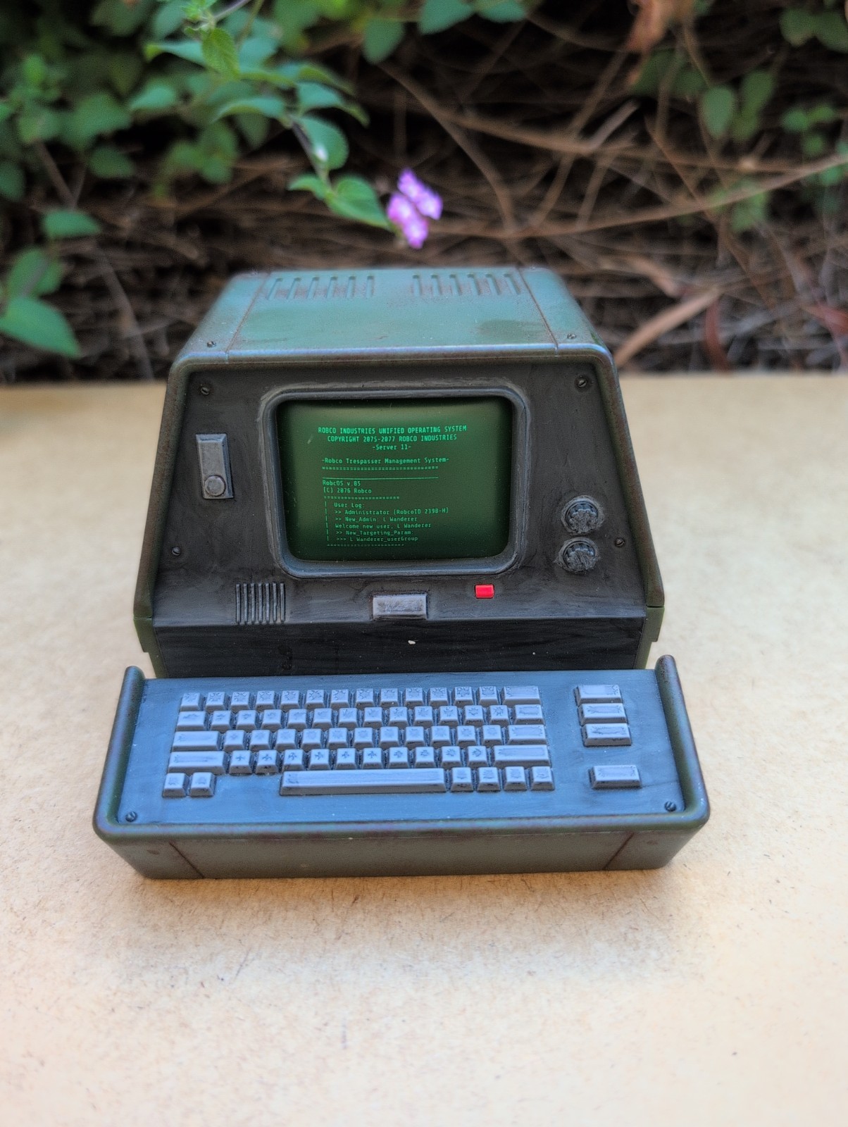 Fallout Computer Terminal Phone Stand - 2018 Loot Crate exclusive - Bethesda Fallout Computer Terminal Phone Stand - 2018 Loot Crate exclusive - Bethesda