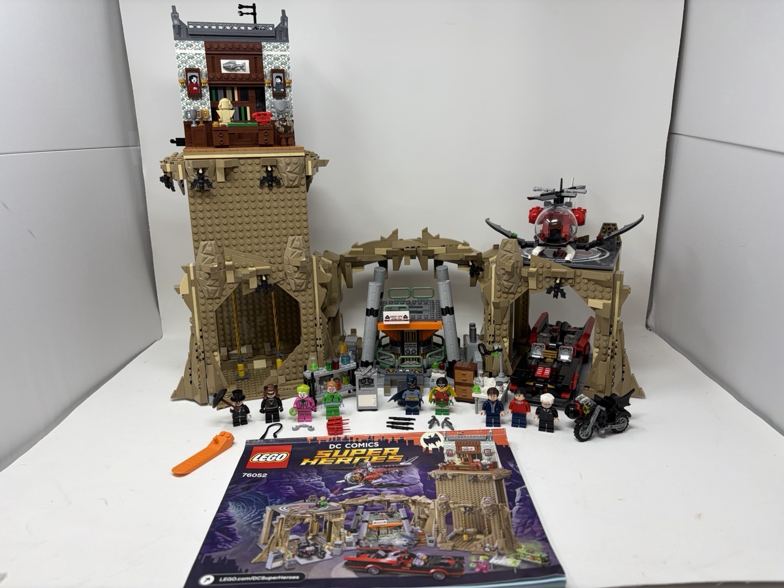 2016 LEGO 76052 Batman \'66 Classic TV Series Batcave Complete