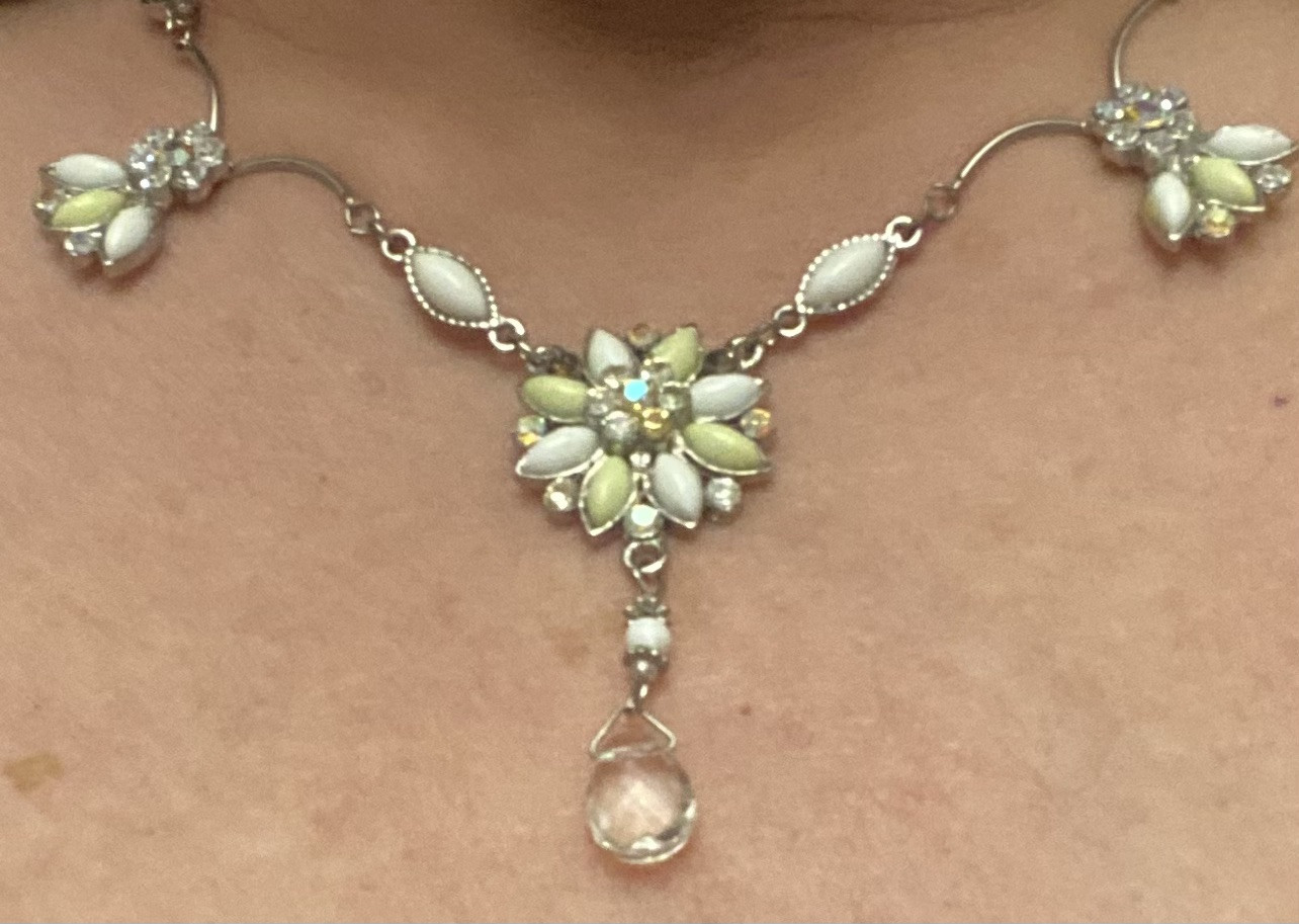 INCREDIBLY LOVELY WOW STATEMENT NECKLACE SILVER TONE WHITE & YELLOW FLOWER BLING