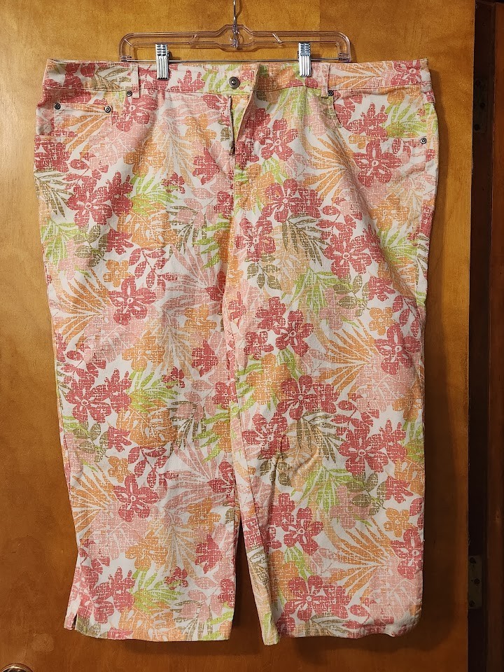 CJ Banks Women\'s Size 22W Floral Capris Cotton