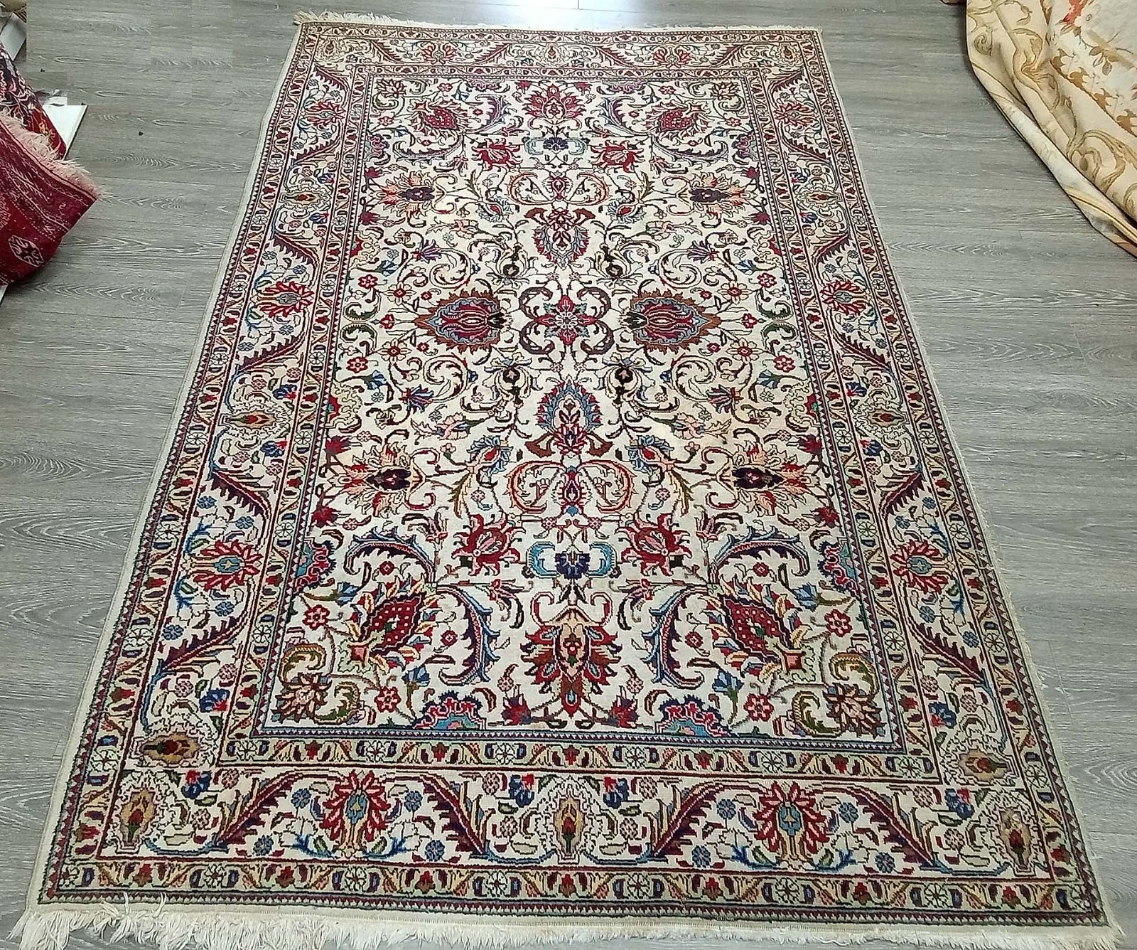 Exquisite Hand-knotted Rug paroxysmal size: 7' X 9'