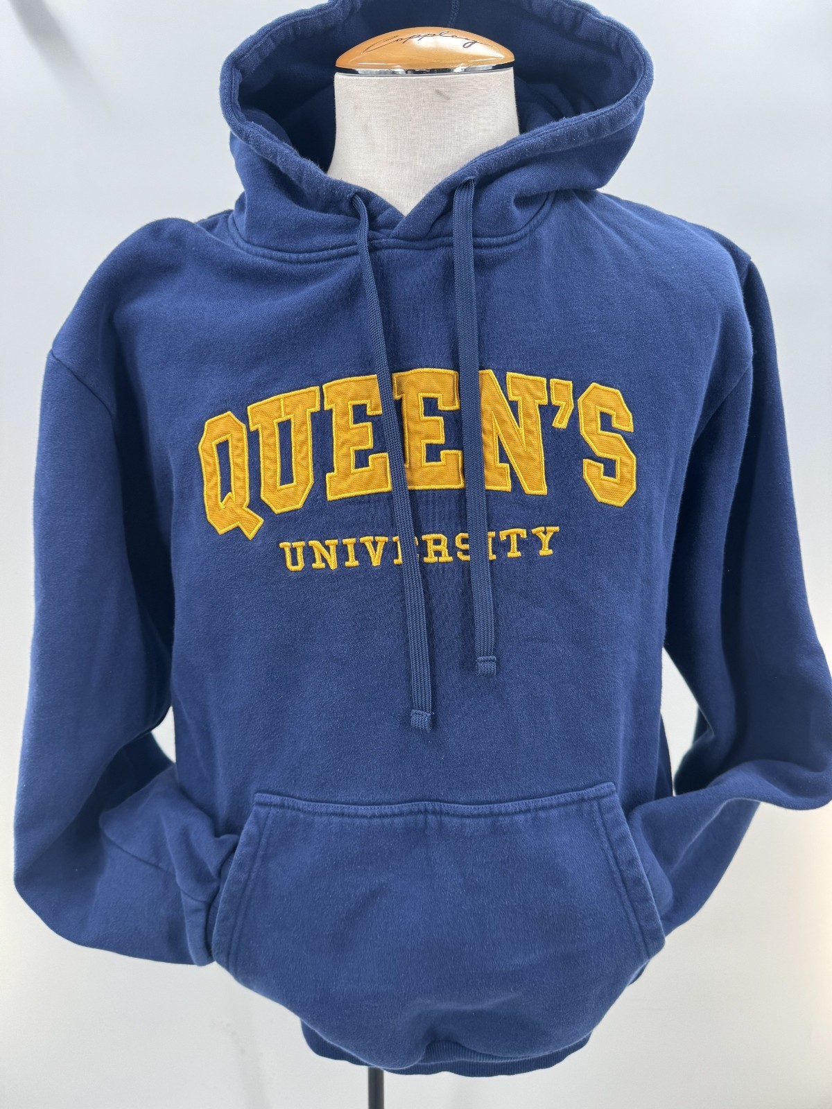 Vintage Queen\'s University Hoodie Blue Pullover Sweatshirt Embroidered Logo Sz L Vintage Queen\'s University Hoodie Blue Pullover Sweatshirt Embroidered Logo Sz L