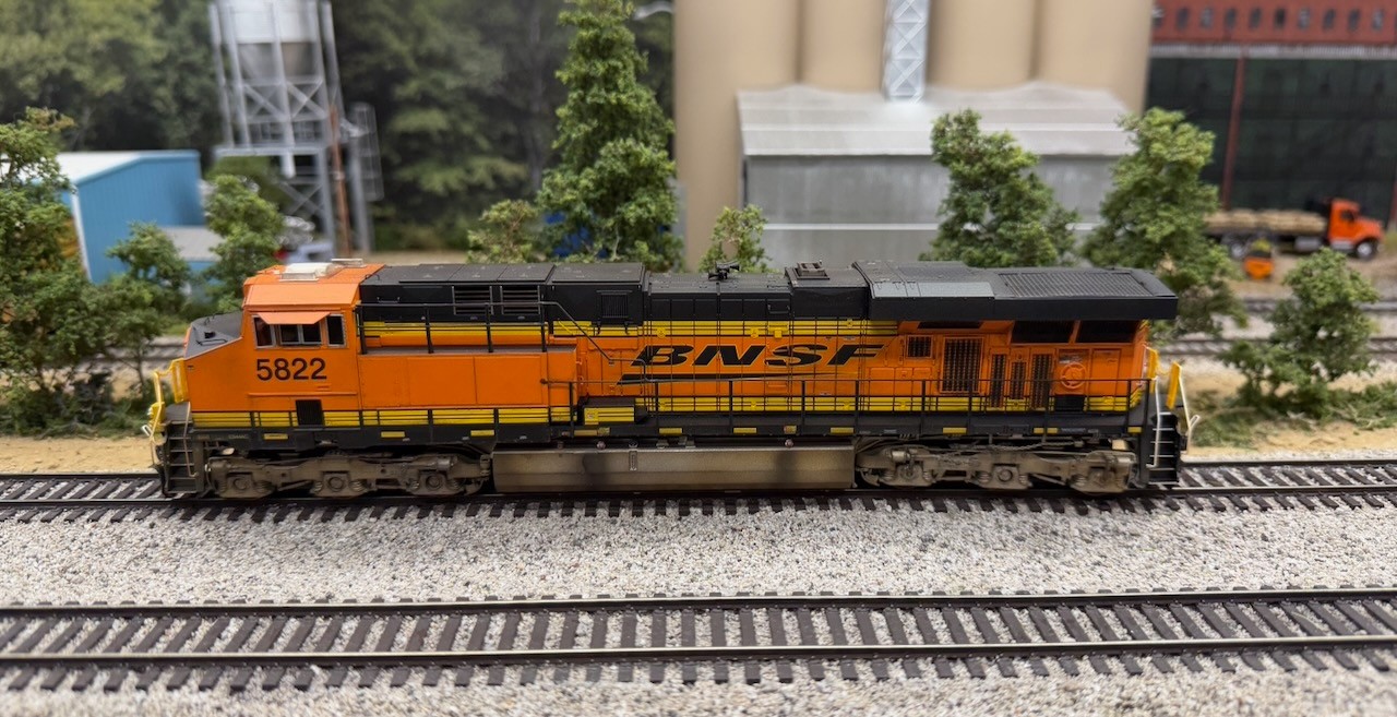 HO Scaletrains BNSF ES44AC #5822 LokSound 5 and Custom Weathered