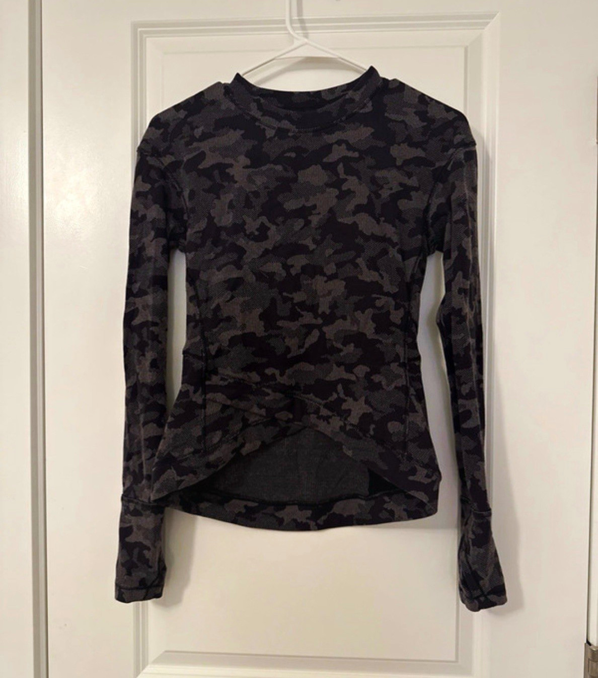 lululemon athletica Size 6 Pullover Top Black/Gray Camo Thumbholes Zip Pockets lululemon athletica Size 6 Pullover Top Black/Gray Camo Thumbholes Zip Pockets