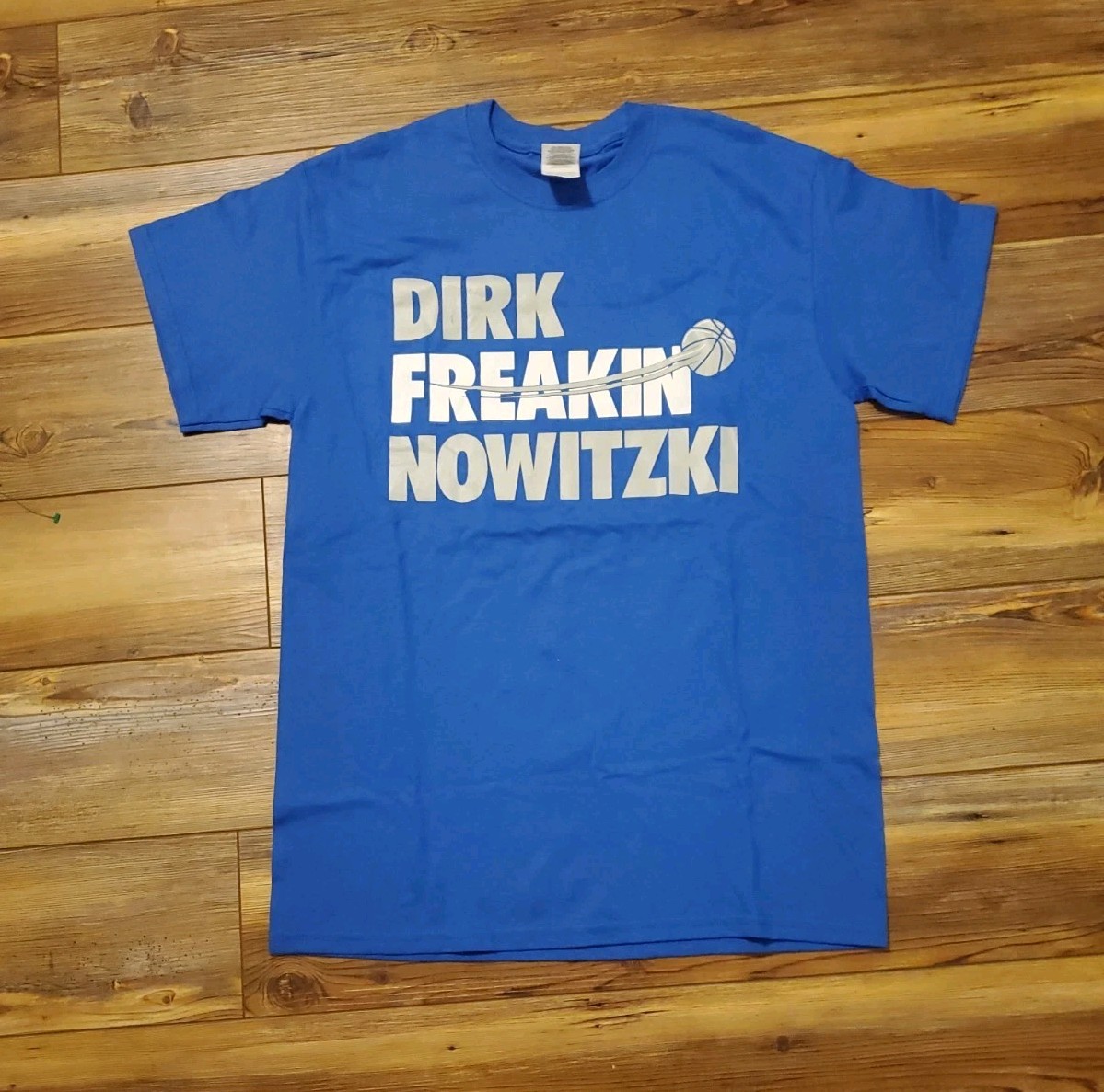 Gildan NBA DALLAS MAVERICKS DIRK Freakin NOWITZKI T-SHIRT SIZE Medium Gildan NBA DALLAS MAVERICKS DIRK Freakin NOWITZKI T-SHIRT SIZE Medium