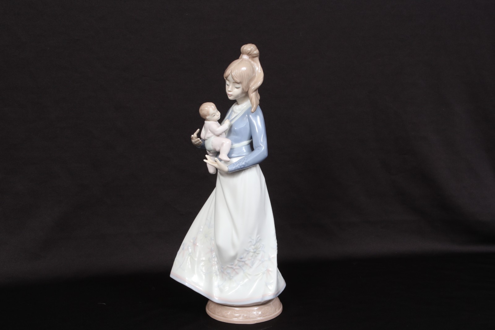 LLADRO 5873 MODERN MOTHER Holding Baby- Retired no Box 1991 -Excellent condition LLADRO 5873 MODERN MOTHER Holding Baby- Retired no Box 1991 -Excellent condition