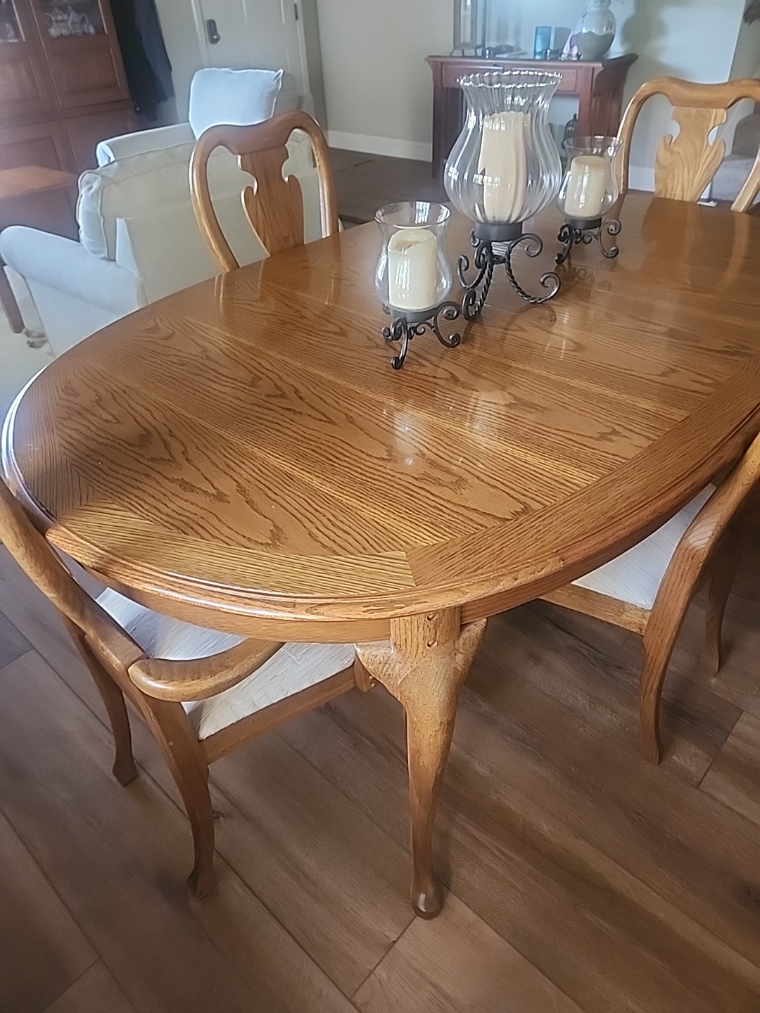 Beautiful Thomasville Solid Oak Wood Table with 6 Chairs and Matching Hutch.