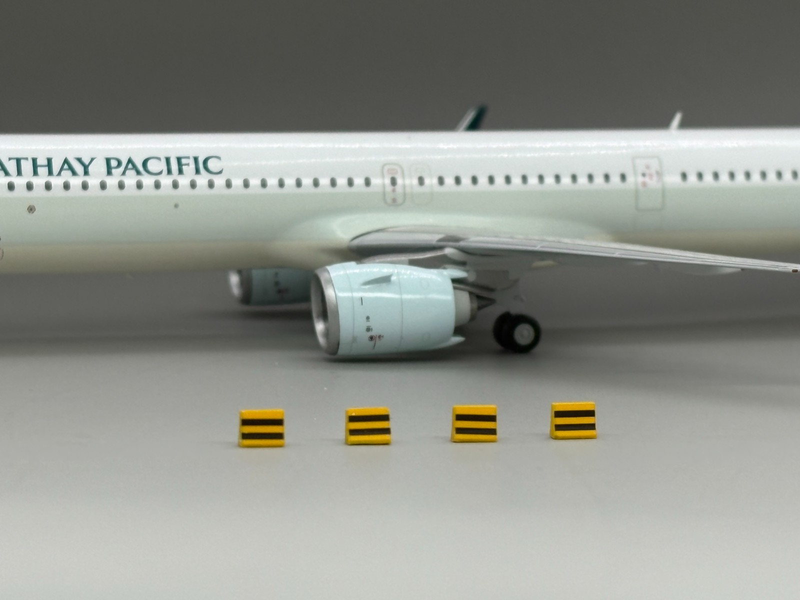 1:200 scale Infinite airport GSE accessory 4 pcs of concret barrier model