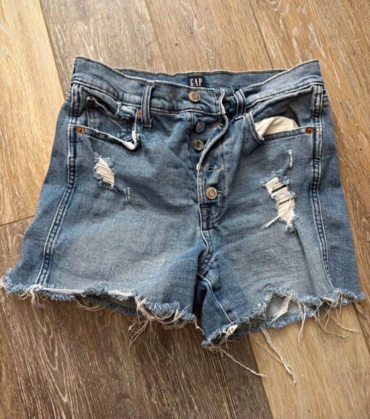 Gap 1969 Women’s 26 Blue Medium Wash Denim Cut Off Shorts Mid Rise 5-Pocket