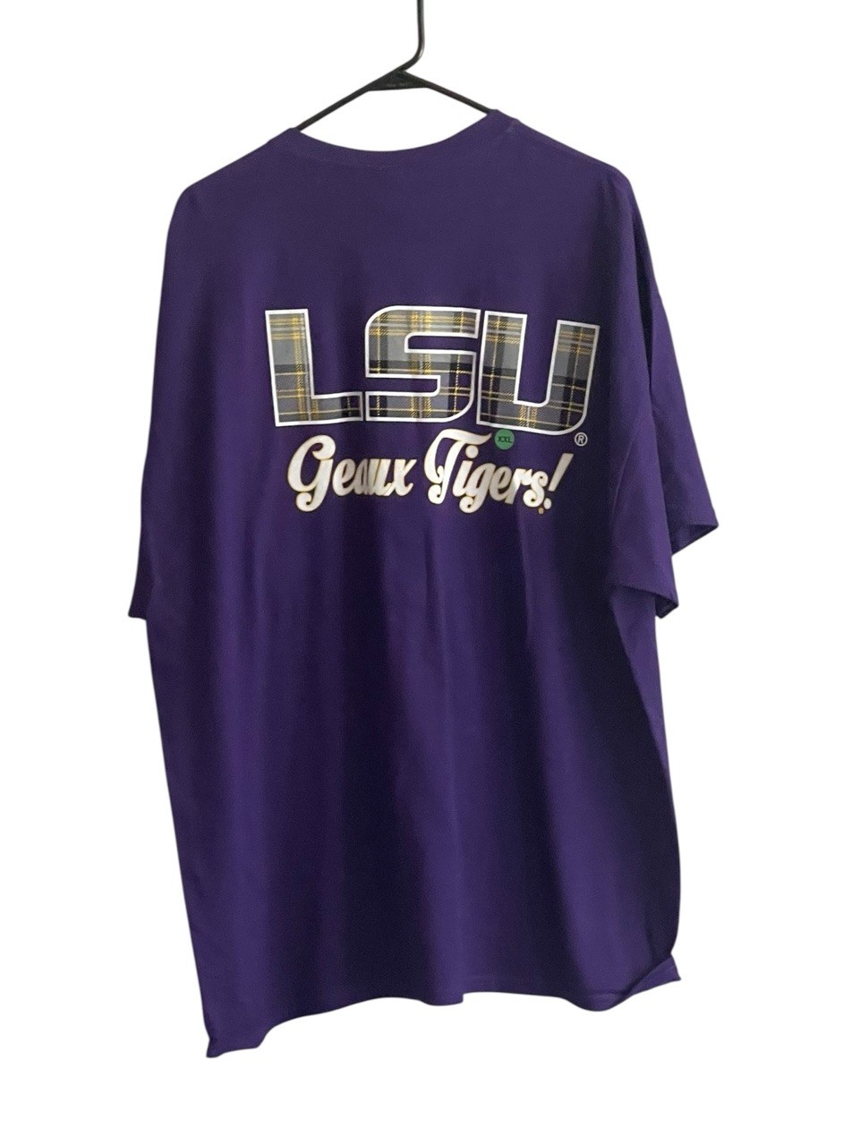 LSU Tigers Gildan Short Sleeve Shirt Men\'s Purple Plaid Logo 2XL NWT LSU Tigers Gildan Short Sleeve Shirt Men\'s Purple Plaid Logo 2XL NWT