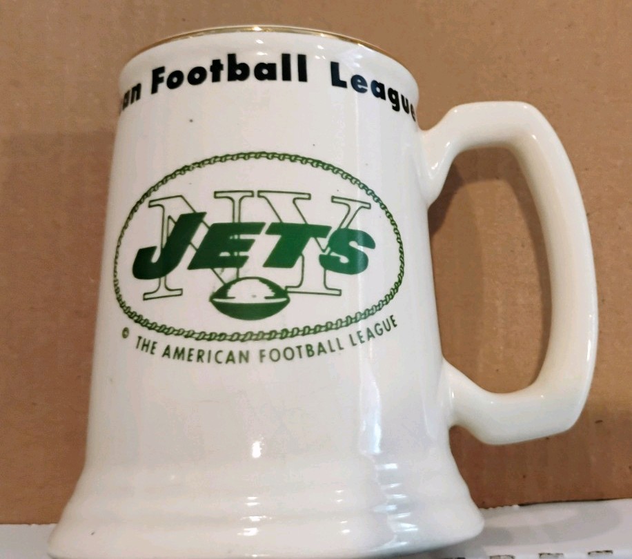 Very Rare 1960s New York Jets AMERICAN FOOTBALL LEAGUE Gold Rimmed beer mug. Very Rare 1960s New York Jets AMERICAN FOOTBALL LEAGUE Gold Rimmed beer mug.