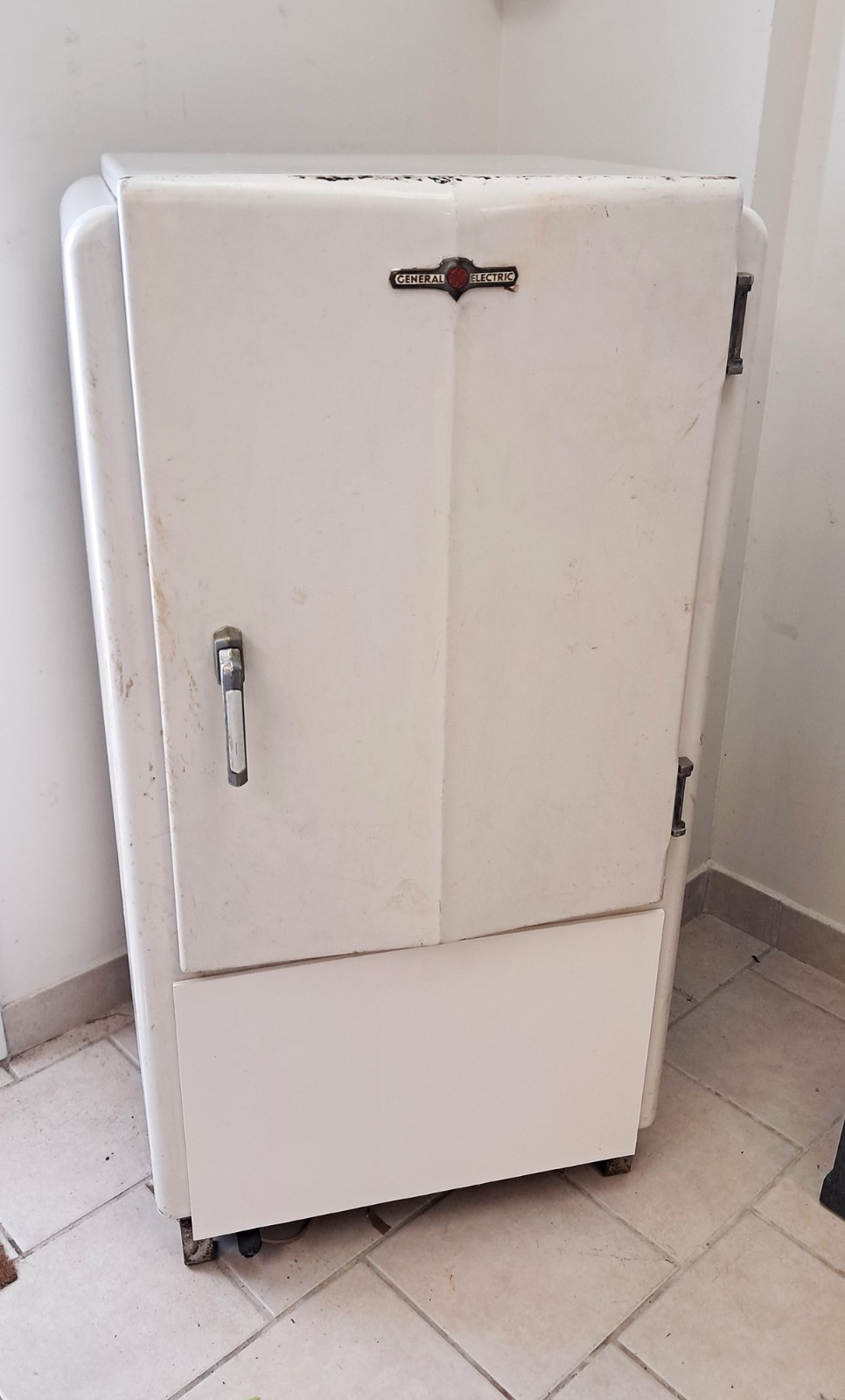 Antique General Electric refrigerator - circa 1940's Antique General Electric refrigerator - circa 1940's