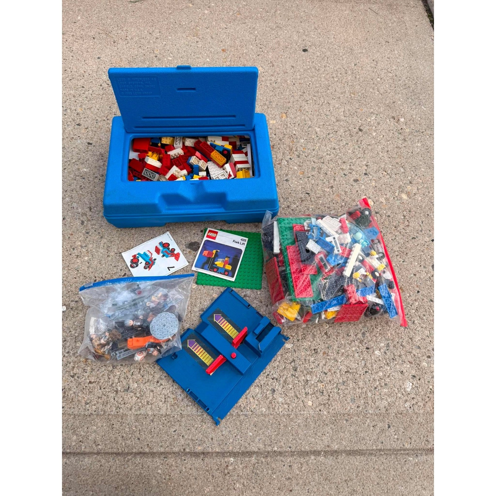 Vintage LEGO Bulk Lot w/ Minifigures 1983 Case Baseplates Legoland Forklift 425