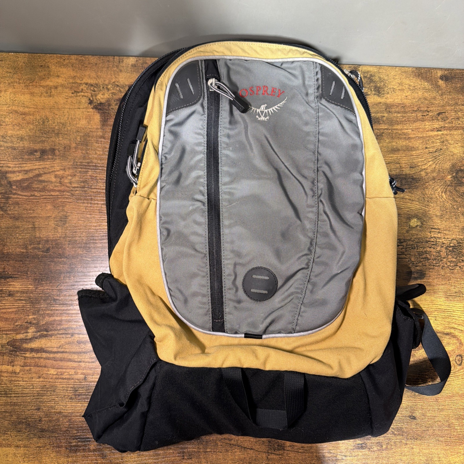 Osprey Flux Backpack Daypack Commuter Hiking Black Gray 25L Travel School