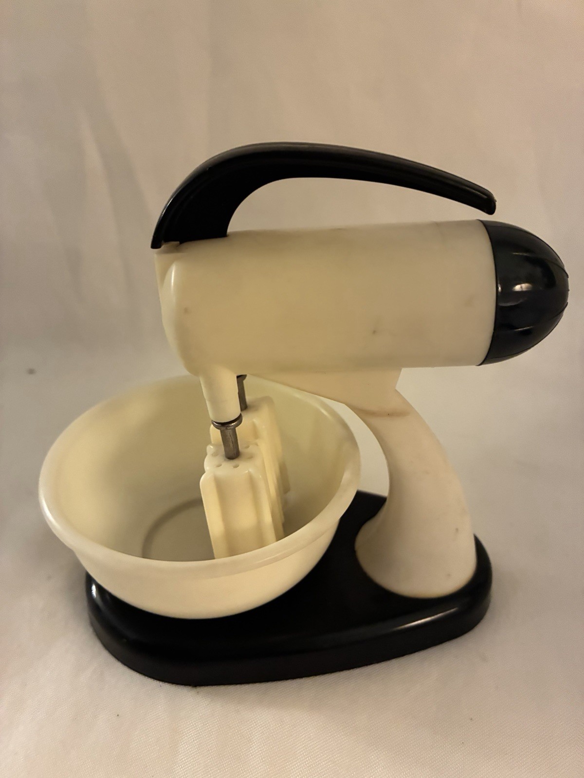 Rare VTG 1957 Novelty Sunbeam Like Mixer Salt & Pepper Set Complete MCM