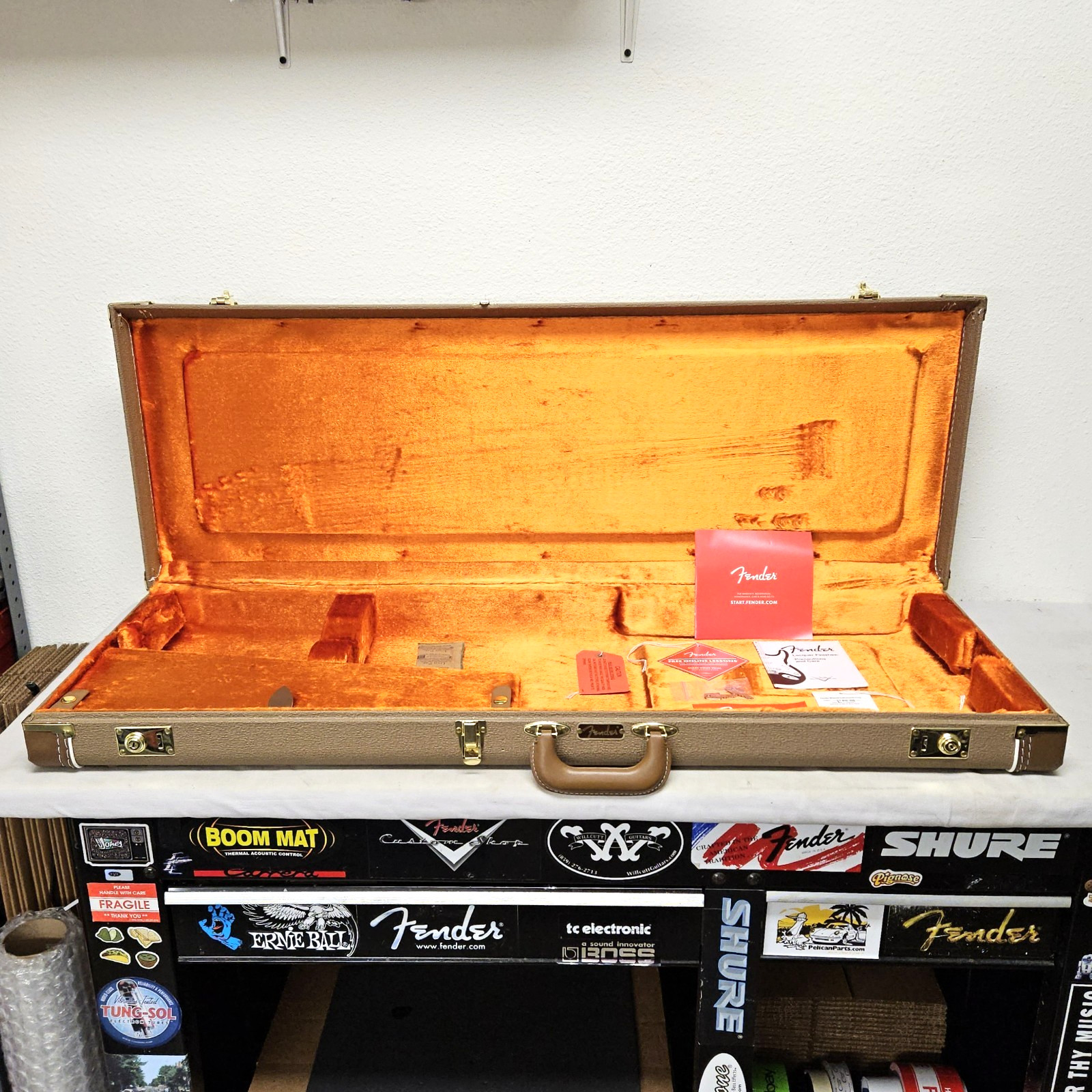 Fender American Vintage \'61 Strat Hardshell Case Brown Tolex Electric Guitar Fender American Vintage \'61 Strat Hardshell Case Brown Tolex Electric Guitar