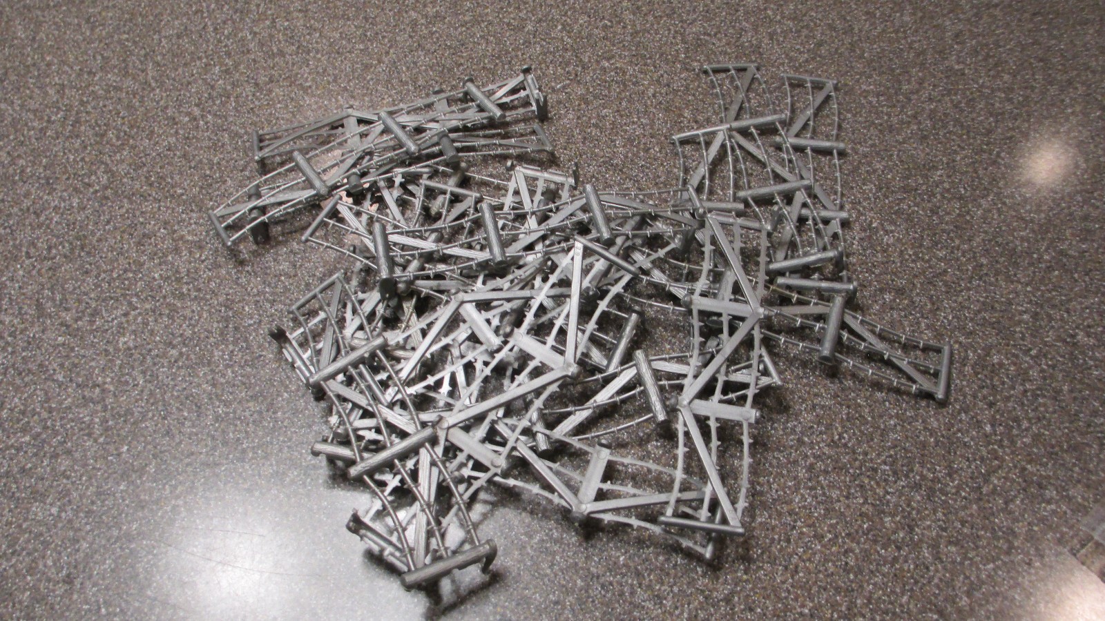 20 SECTIONS VINTAGE MARX BATTLEGROUND PLAYSET SILVER BARB WIRE FENCE 20 SECTIONS VINTAGE MARX BATTLEGROUND PLAYSET SILVER BARB WIRE FENCE