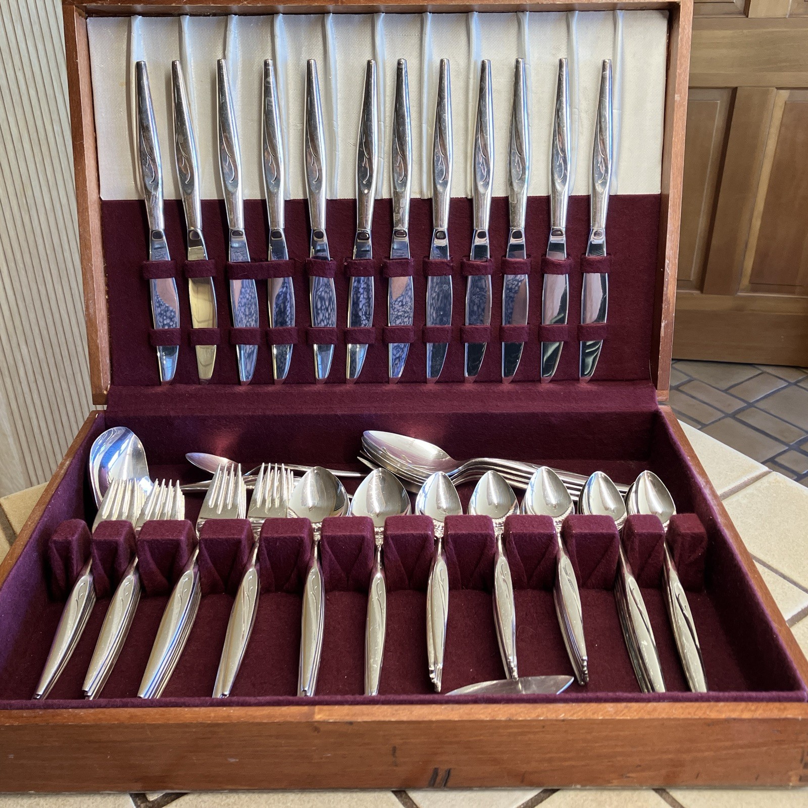 ONEIDA COMMUNITY FLIGHT SILVERPLATED FLATWARE SET BIG 91 PC SVC/12, McGRAW CHEST