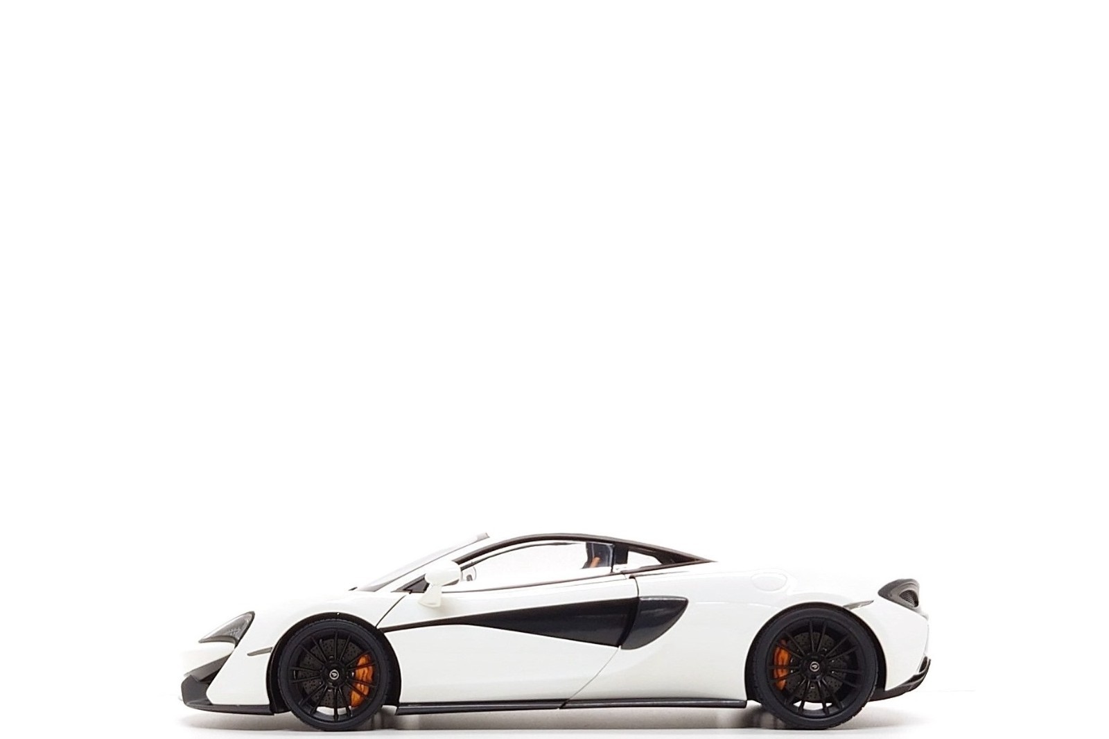 AUTOart 1:18 McLaren 570S in White AUTOart 1:18 McLaren 570S in White