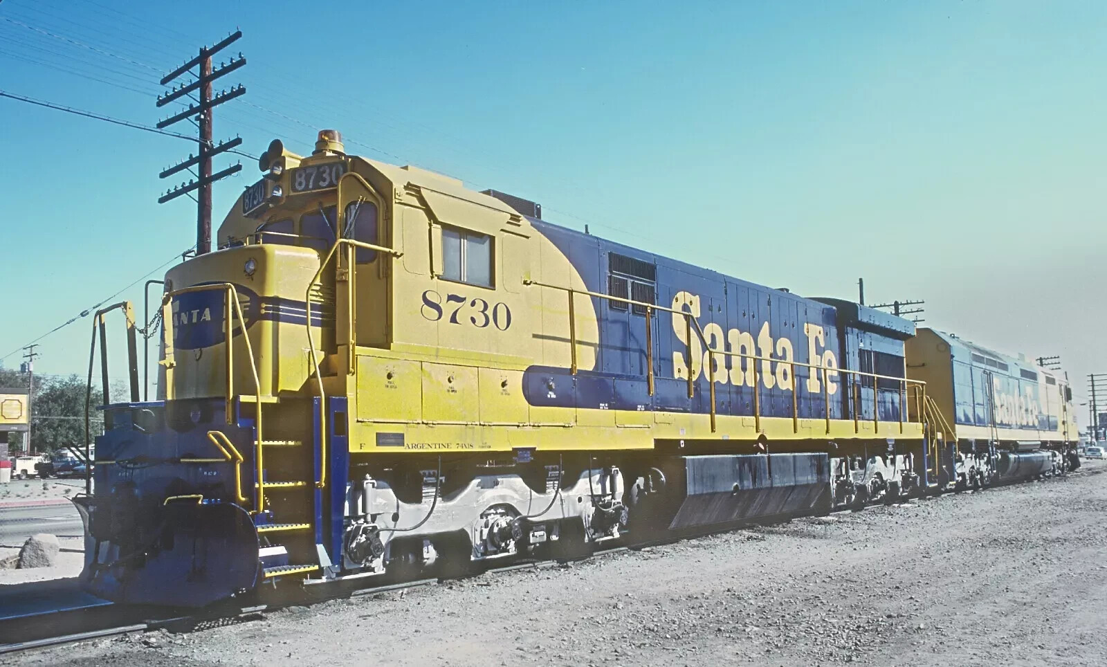 AT&SF FP45u 5991 and U36C 8730 in Mojave, CA in October 1983 alt 8 x 10 Photo