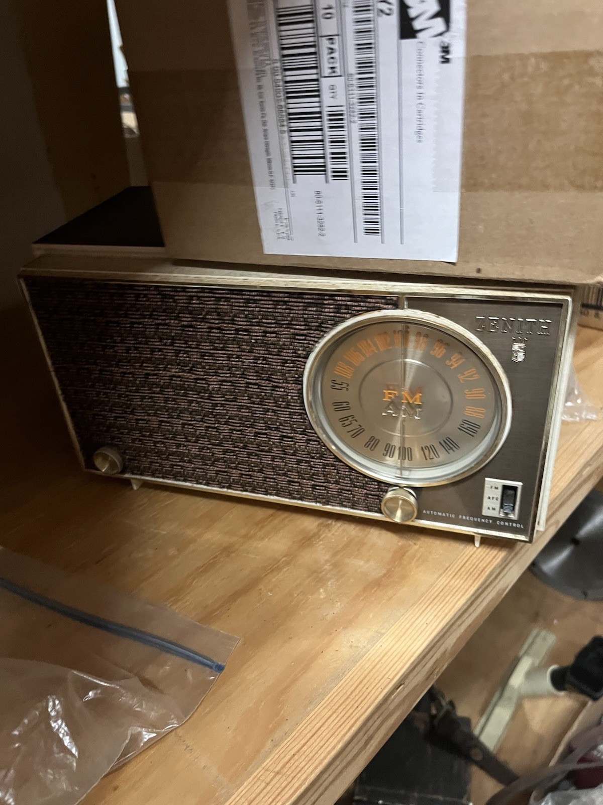 Zenith Vintage AM/FM Tabletop Radio w/ Automatic Frequency Control (AFC) Zenith Vintage AM/FM Tabletop Radio w/ Automatic Frequency Control (AFC)