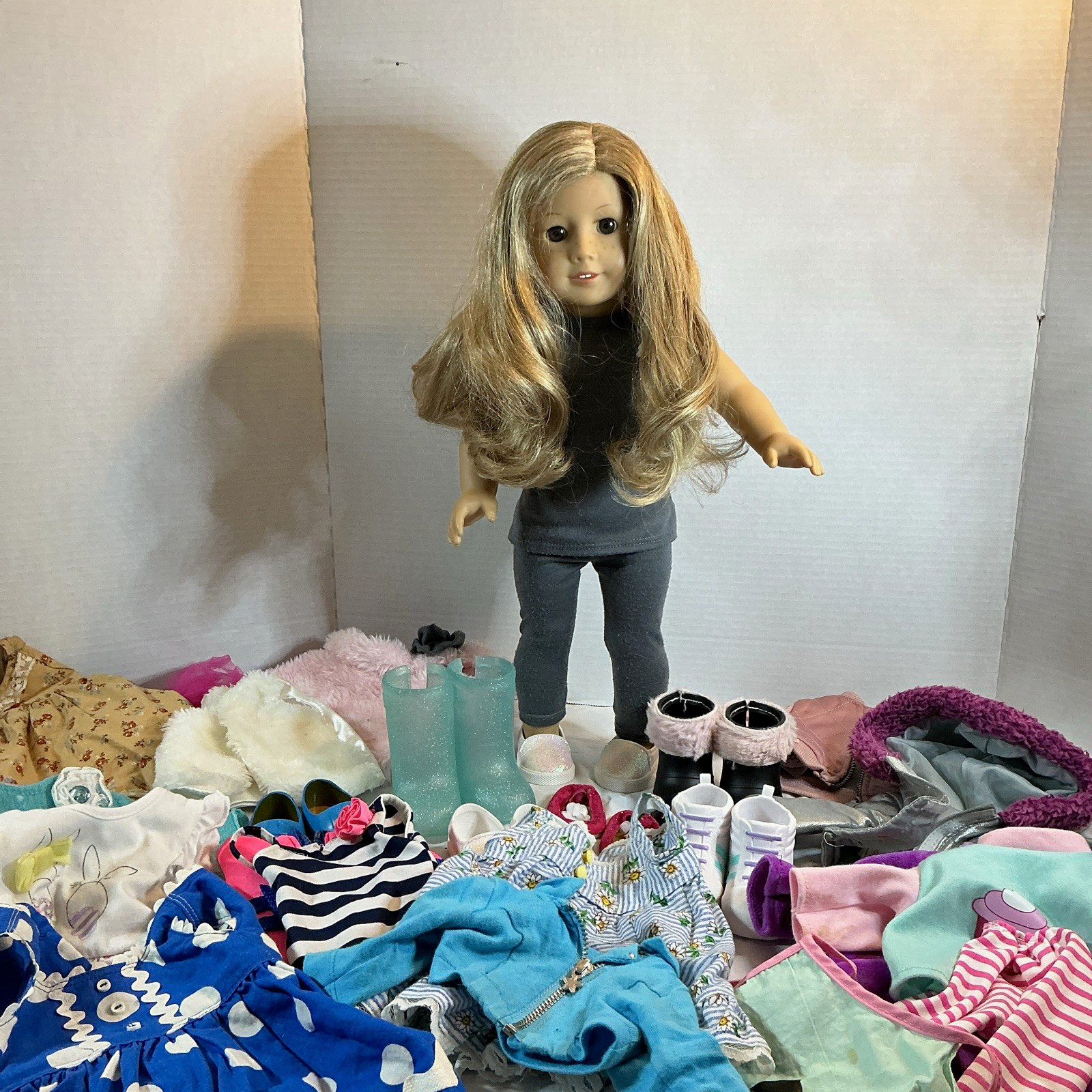 American Girl Truly Me 18 in Doll Blonde Wavy Hair Brown Eyes w/OG CLOTHING LOT