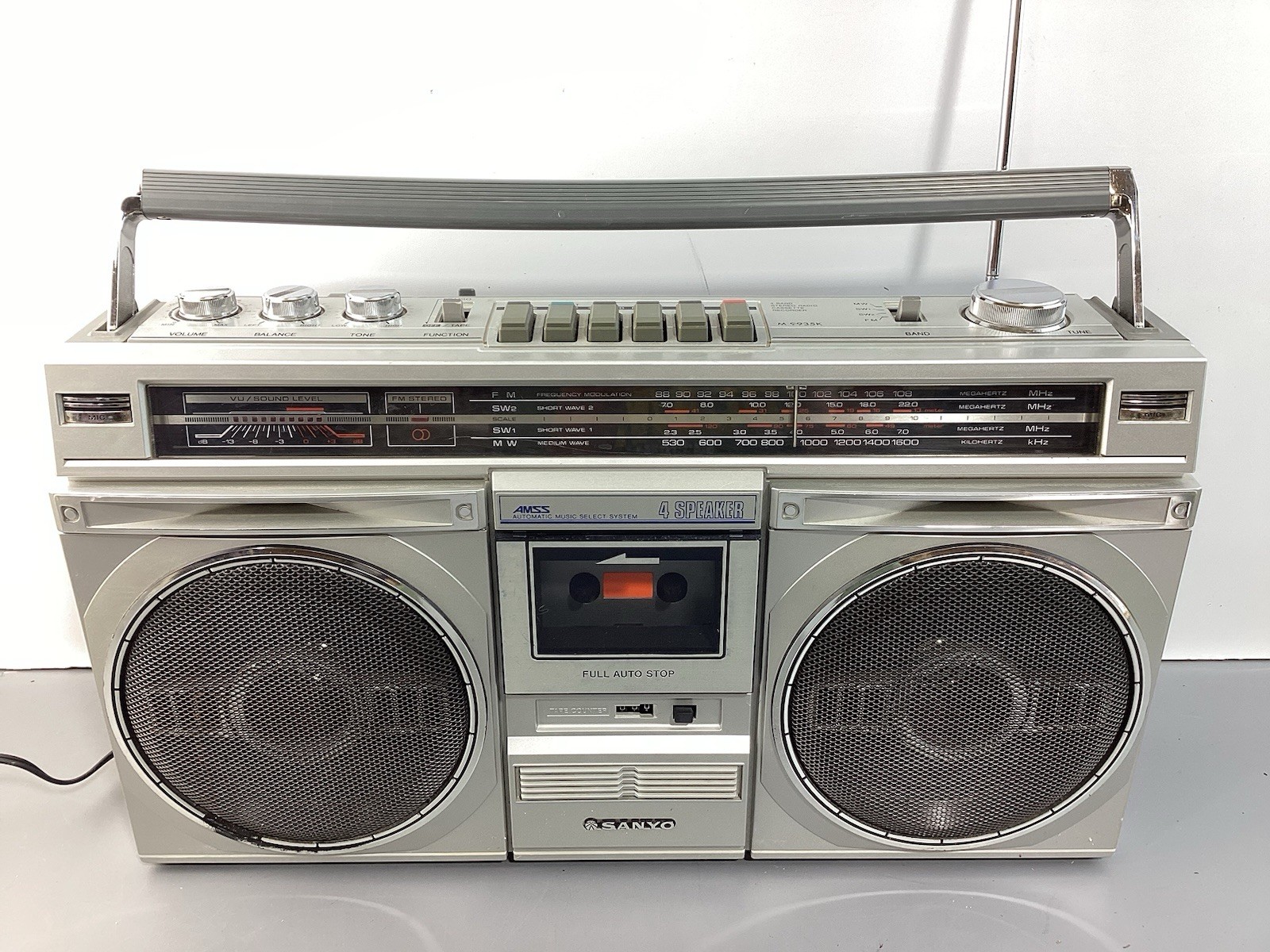 Vintage Sanyo M9935K Boombox FM/SW1/SW2/MW Radio Cassette Player (Read) Vintage Sanyo M9935K Boombox FM/SW1/SW2/MW Radio Cassette Player (Read)