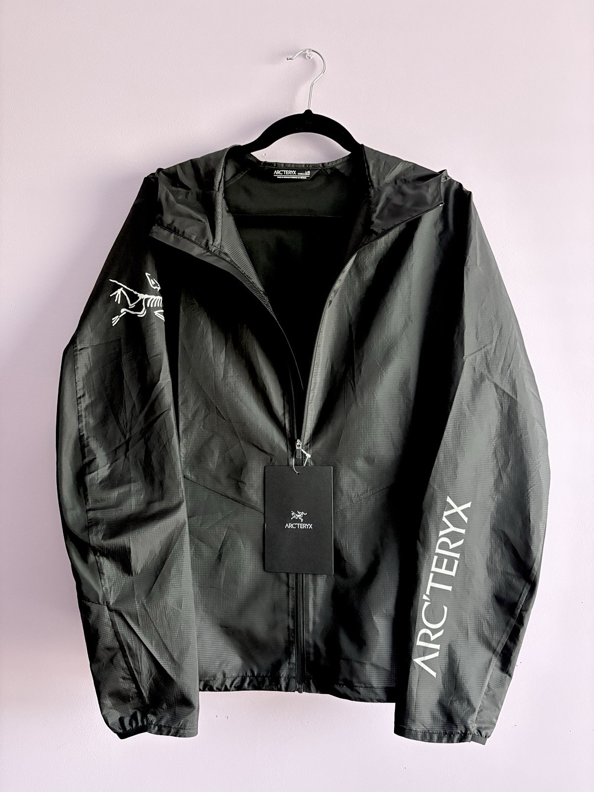 ARC\'TERYX Norvan Windshell Hoody (Black) NWT -- Size: Women\'s Large ARC\'TERYX Norvan Windshell Hoody (Black) NWT -- Size: Women\'s Large