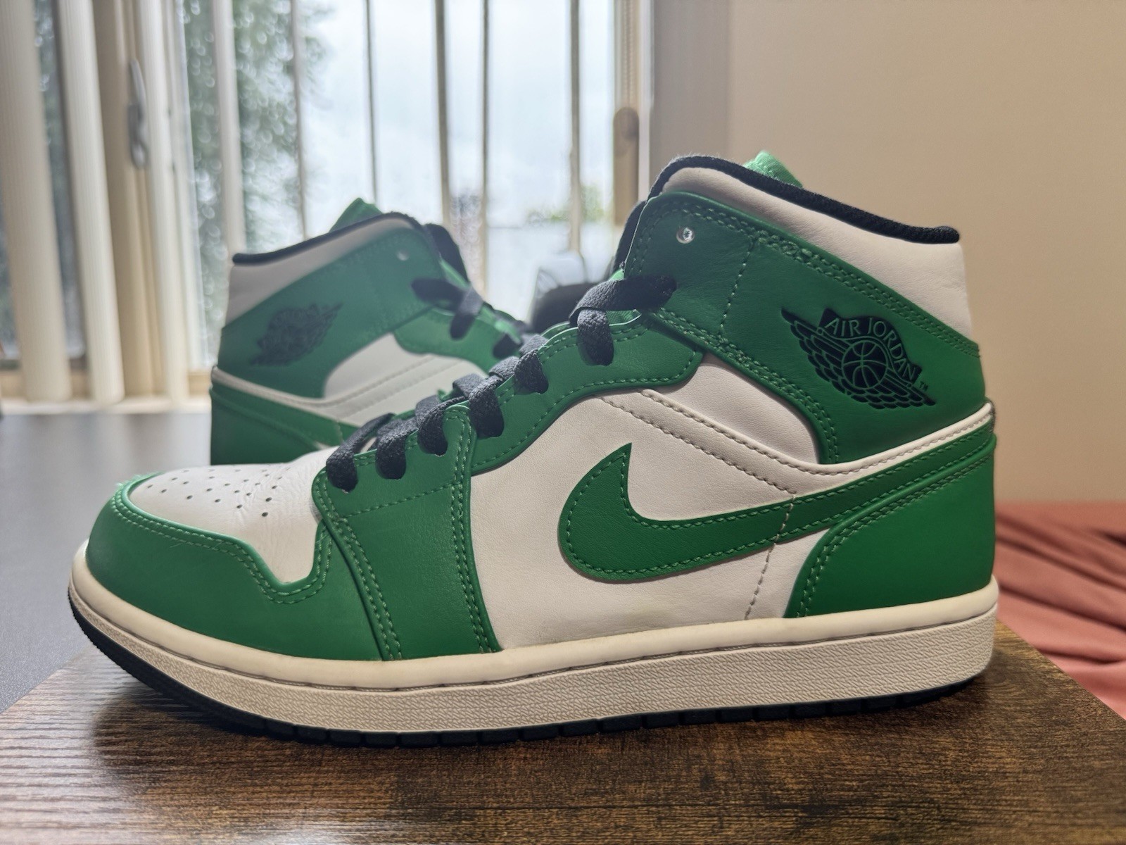 Men’s Nike Air Jordan 1 Mid Green/White Sneakers Size 8 (DQ8426-301) Men’s Nike Air Jordan 1 Mid Green/White Sneakers Size 8 (DQ8426-301)