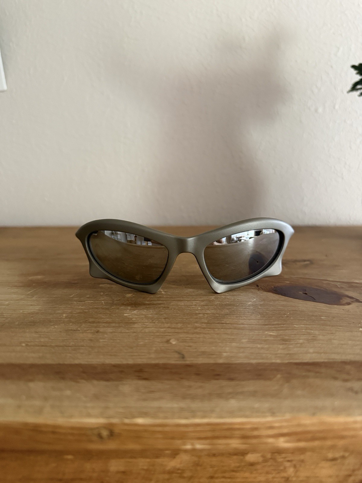 Balenciaga BB0229S Bat Sunglasses Gray Wraparound 100% Authentic Exc Cond Balenciaga BB0229S Bat Sunglasses Gray Wraparound 100% Authentic Exc Cond