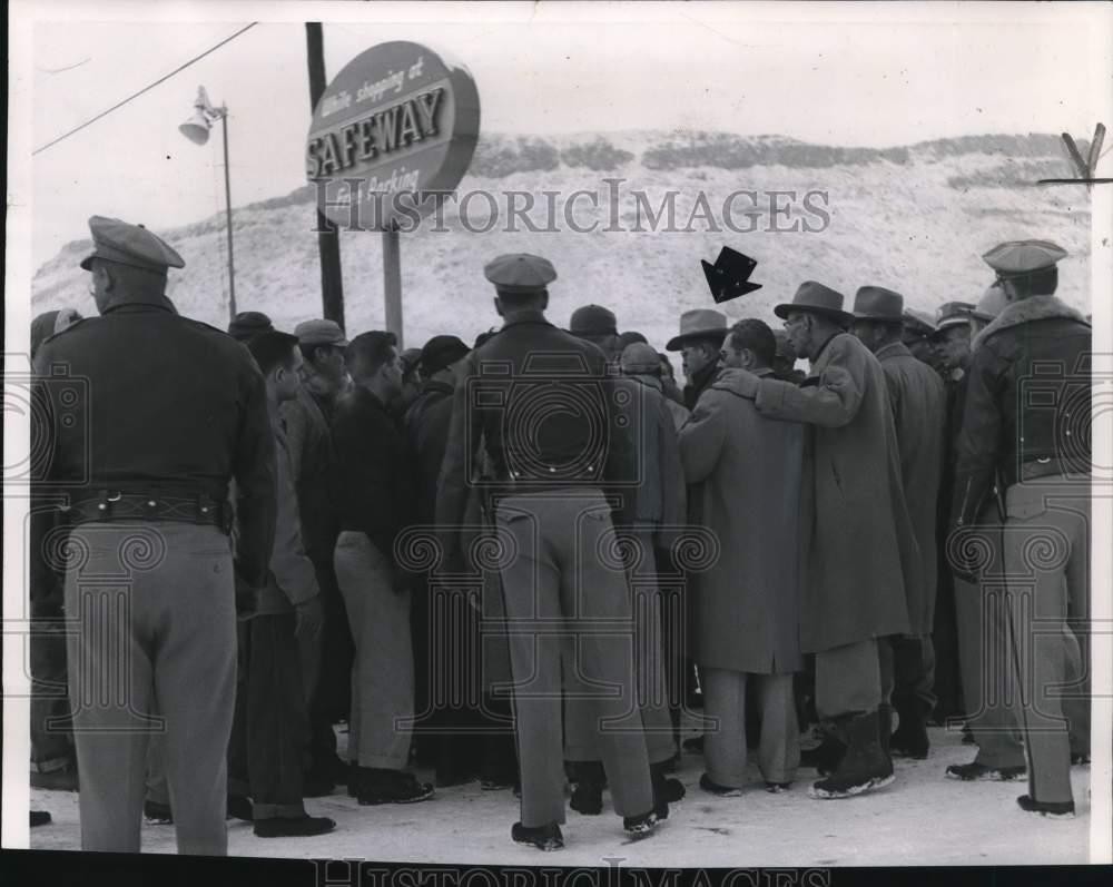 1956 Press Photo Workmen surround Sheriff Enlow in Denver to hear about notice