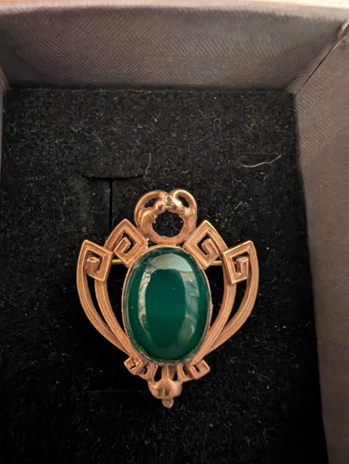 Victorian Solid 10k Yellow Gold Brooch pendant with green stone. Victorian Solid 10k Yellow Gold Brooch pendant with green stone.