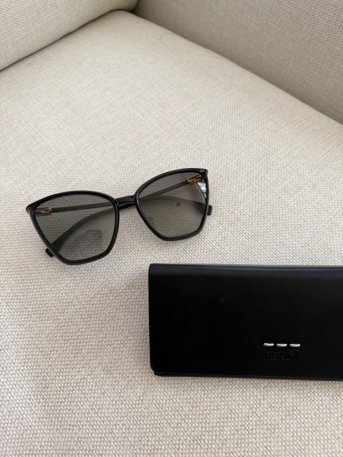 Authentic Fendi Black Oversized Cat Eye Sunglasses - FF0433 with Original Case Authentic Fendi Black Oversized Cat Eye Sunglasses - FF0433 with Original Case