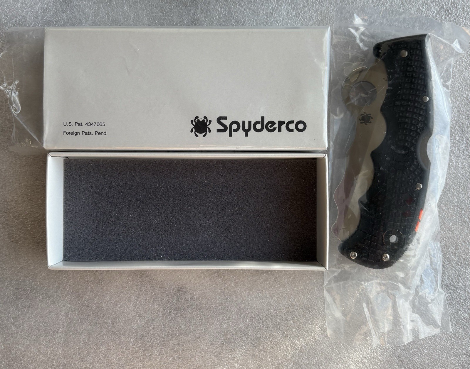New in box purchased in Japan Spyderco Assist VG-10 Knife only removed for photo New in box purchased in Japan Spyderco Assist VG-10 Knife only removed for photo