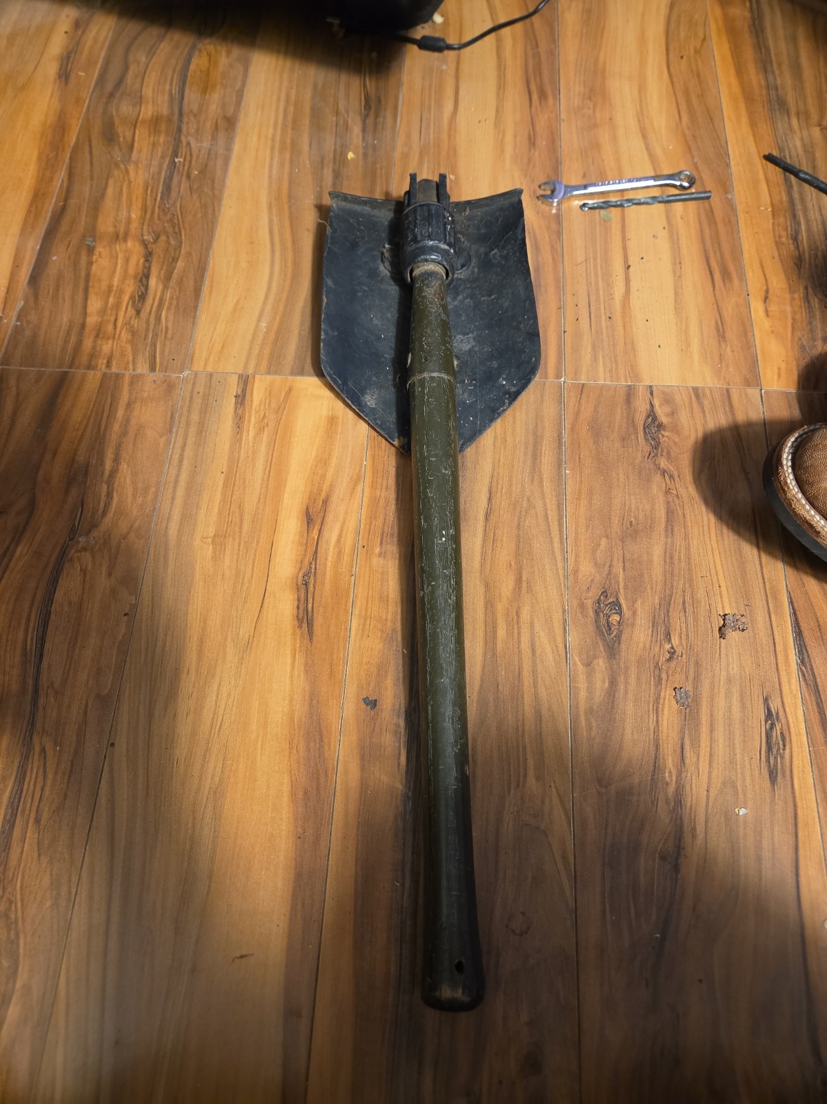 Vintage 1945 Entrenching Tool (E-Tool), Folding Shovel w/ Handle Vintage 1945 Entrenching Tool (E-Tool), Folding Shovel w/ Handle
