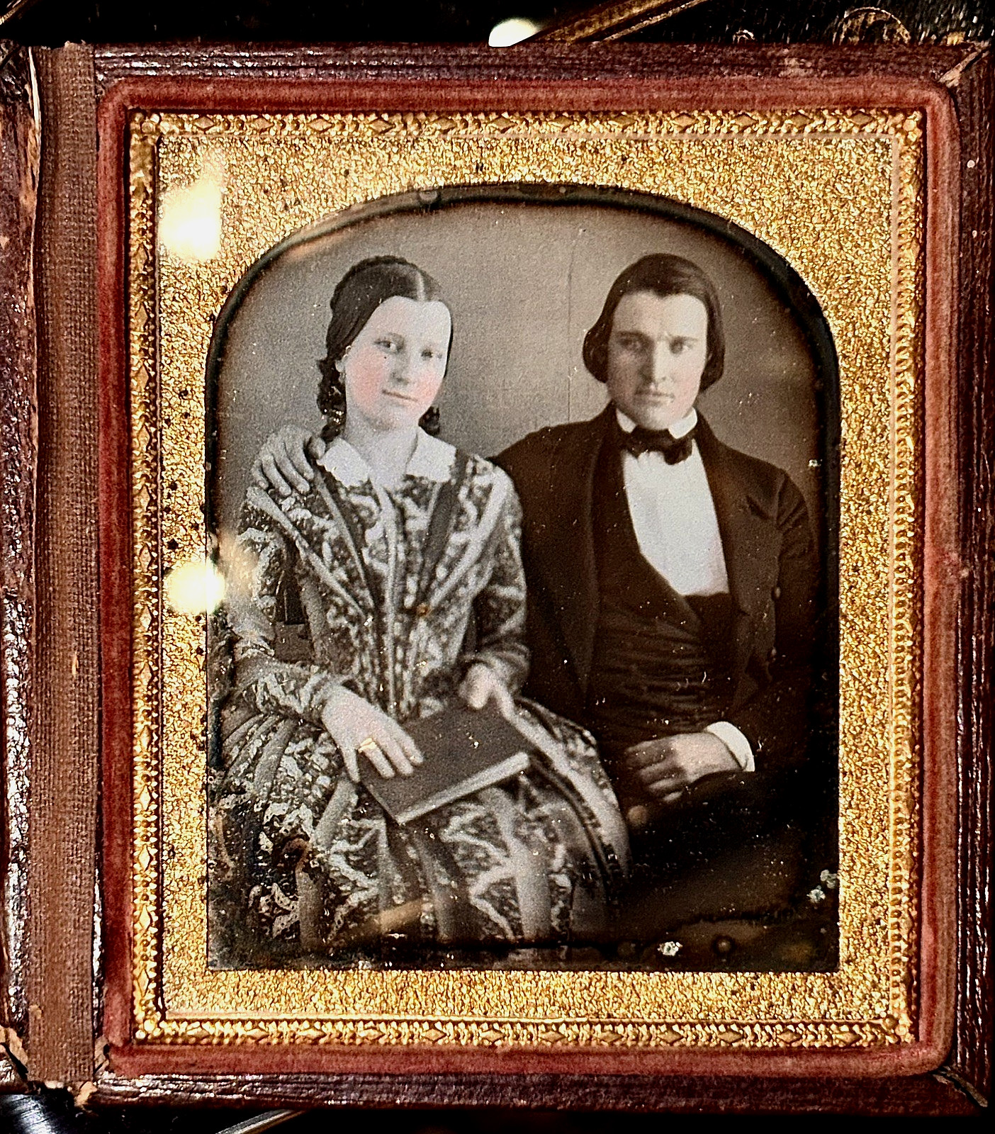 Daguerreotype of a Pretty Young Couple, Nicely Tinted Full Case Swans Daguerreotype of a Pretty Young Couple, Nicely Tinted Full Case Swans