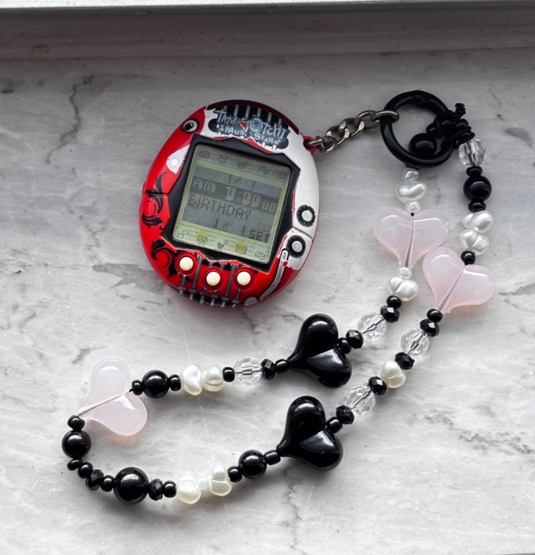 Tamagotchi Music Star Red Rockstar Bandai 2004 Tested Works No battery cover Tamagotchi Music Star Red Rockstar Bandai 2004 Tested Works No battery cover