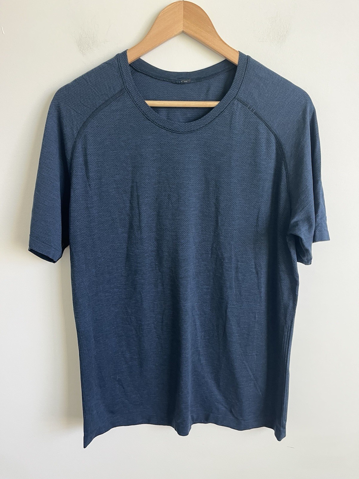Lululemon Mens Metal Vent T Shirt Blue Sz Large SS Bauer Hockey Gym